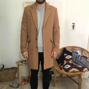  - Höst/vinterrock från ASOS, mycket fint skick, endast använd fåtal gånger. Storlek: M/48 Material: Wool 48% Polyester 32% Cotton 4% Acrylic 2% Kan mötas upp i stockholm eller skickas mot betalning av frakt.