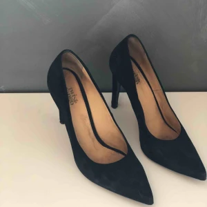  - Svarta mockapumps 8cm klack från Twist and Tango i storlek 38, använda två dagar. Säljer för att de är alldeles för små.