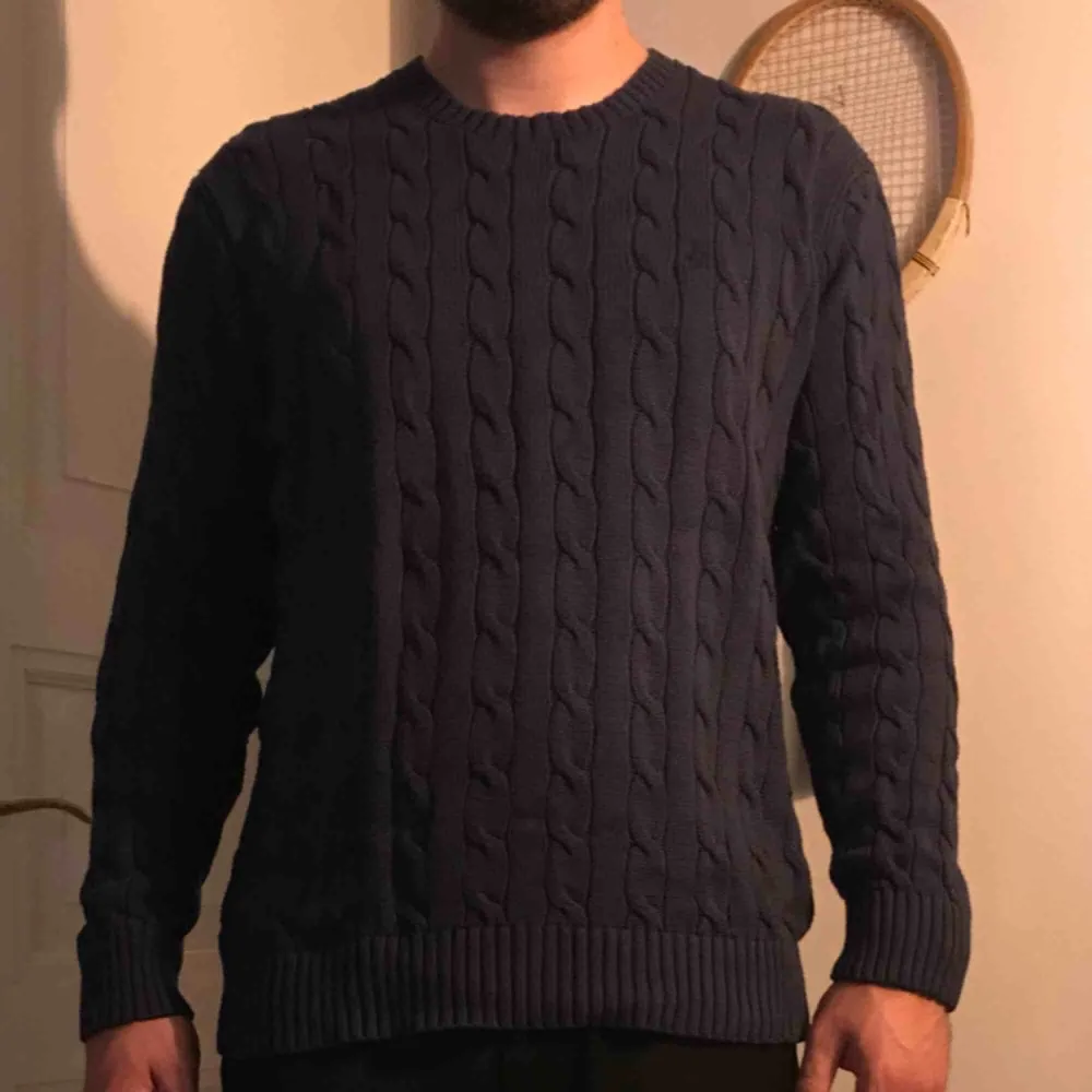 Tröja/sweater - ribbstickad Mörkblå Ralph Lauren Stl:L passar bra på M/48 Gott skick.. Tröjor & Koftor.