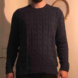 Tröja/sweater - ribbstickad Mörkblå Ralph Lauren Stl:L passar bra på M/48 Gott skick.