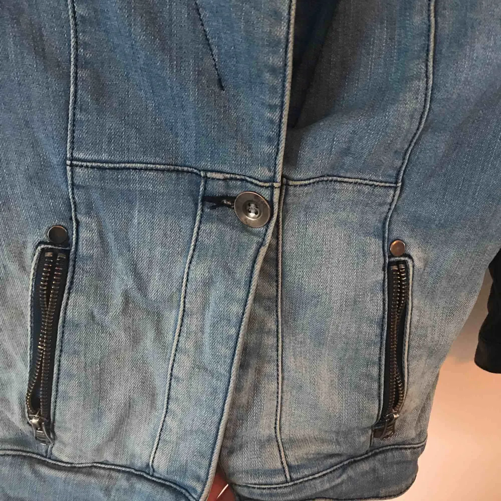 Jeans jacks med svarta ärmar Köpare står för frakt, eller upphämtning i Sthlm :) Nypris: ca150kr. Jackor.