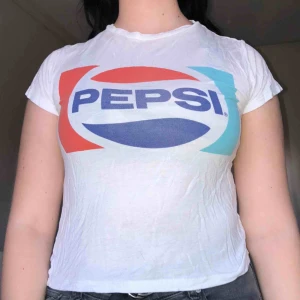  - T-shirt från hm, det är strl M men har råkat krympa de i tvätten så skulle nog säga att den är mer s/liten m. Tvättar innan frakt. Köparen står för frakten