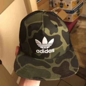  - Adidas keps aldrig använd, du kan reglera storleken själ!