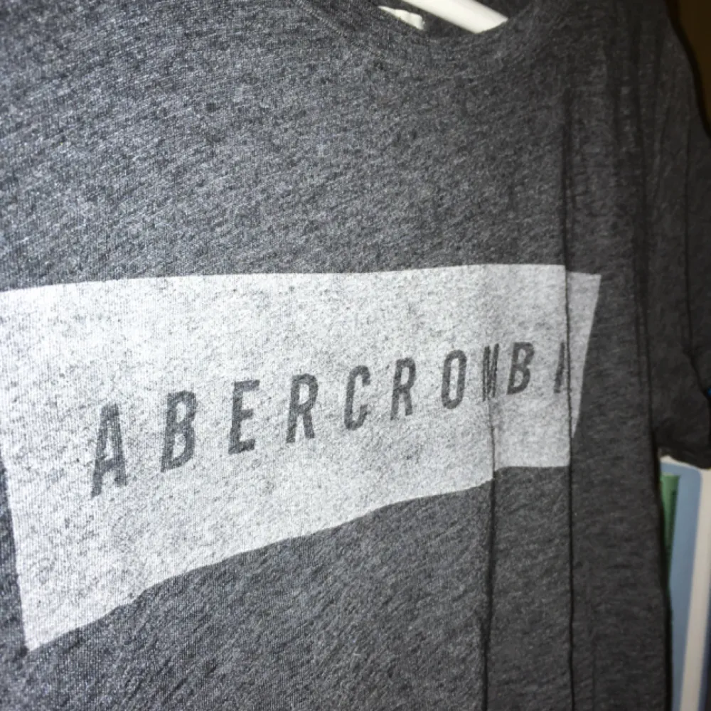 En T-shirt från abercrombie. Färg uppfattas bäst på bild 3! <3 <3 . T-shirts.