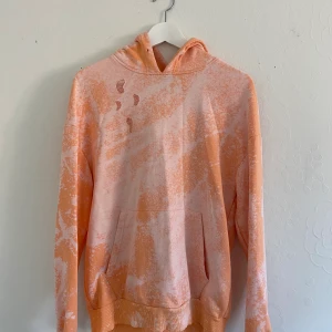 Coral hoodie med tiedie - Snygg hoodie som är för liten. Köpt secondhand och blekt själv. Köpare står för frakt.