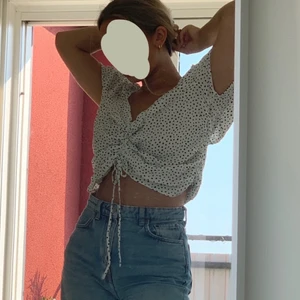 Söt tröja - Säljer denna super söta tröjan från h&m, knappt använd. Säljer för 150kr plus frakt på 63kr 🕺🏻💜