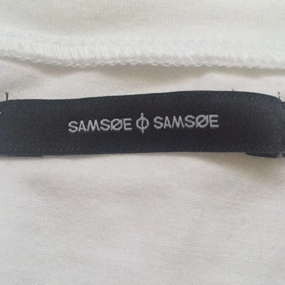 Vit basic långärmad tröja från Samsoe Samsoe. Oanvänd. Stretch. Nypris 299kr. . Toppar.