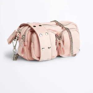 Connie mini bag - Noella liknande väska från Gina tricot, perfekt storlek där man får plats med det nödvändigaste! Längre silver kedja medföljer 💖 Frakt tillkommer! 