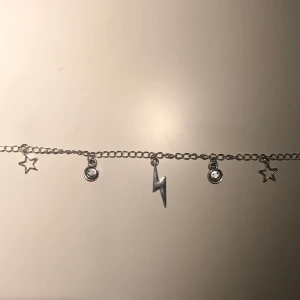 Halsband - Silvrigt halsband med olika berlocker. skriv vid frågor,, frakt 11kr💕💕