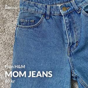 Säljer trendiga mom jeans från H&M i storlek 34, säljer pga att dom är för små, använda en gång i mycket bra skick! Köpare står för frakt🤩