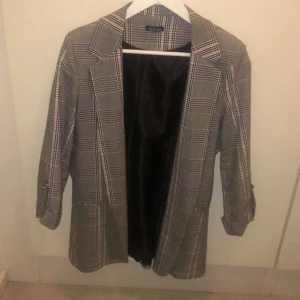 Rutig kavaj - Rutig kavaj från Boohoo, vet ej storlek men skulle gissa en 12a (38/40). Sparsamt använd. Skitsnygg men typ en vit topp eller svart polo.