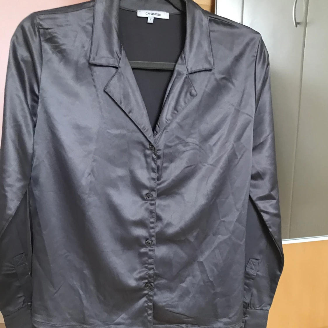 Grå satin skjorta/blus - 90