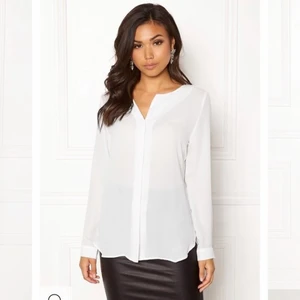 Vit blus/skjorta från vila - Vit blus/skjorta från vila i storlek S. Jätteskönt luftigt material. Använd ett fåtal gånger och i väldigt fint skick förutom några enstaka små trådar som börjar lossna vid en av sömmarna framtill (bara att klippa av). Bilder lånade från bubbleroom.