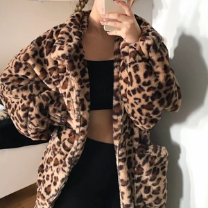 Leopard faux fur jacka  - Leopard jacka i fuskpäls, otroligt snygg och skön! Den är i en oversized modell och storleken är Small. Jackan är helt ny och oanvänd, jag köpte den för 650 kr. Tyvärr tycker jag den är lite för lång på mig (är 158 cm) och därav säljer jag den. Skickar med spårbar frakt som ligger på 125 kr 🐆🤎 
