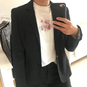 Svart kavaj från Stockhlm  - En svart kavaj från stockhlm i storlek 38. Den är figurnära i passformen och sitter jättefint! Lätt axelvaddering. Köpte den på tradera och den är i väldigt bra skick. Jag har bara använt den fåtal gånger. Säljer pga blivit för liten. 