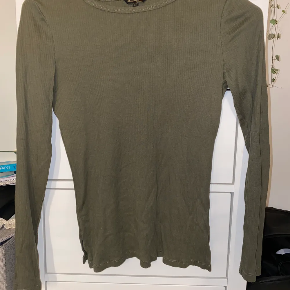 Militärgrön tröja från det finare märket Massimo Dutti💚 köpt för ca 250 kr, använd fåtal gånger och är därför i super skick.💚. Tröjor & Koftor.