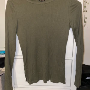 Massimo Dutti tröja - Militärgrön tröja från det finare märket Massimo Dutti💚 köpt för ca 250 kr, använd fåtal gånger och är därför i super skick.💚