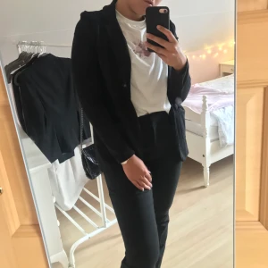 Svart kavaj från Isolde  - Svart kavaj från märket isolde i storlek S. Den är mjuk i tyget och har inte några axelvaddar. Använd ett fåtal gånger och är i mycket fint skick. Säljer pga blivit för liten. 