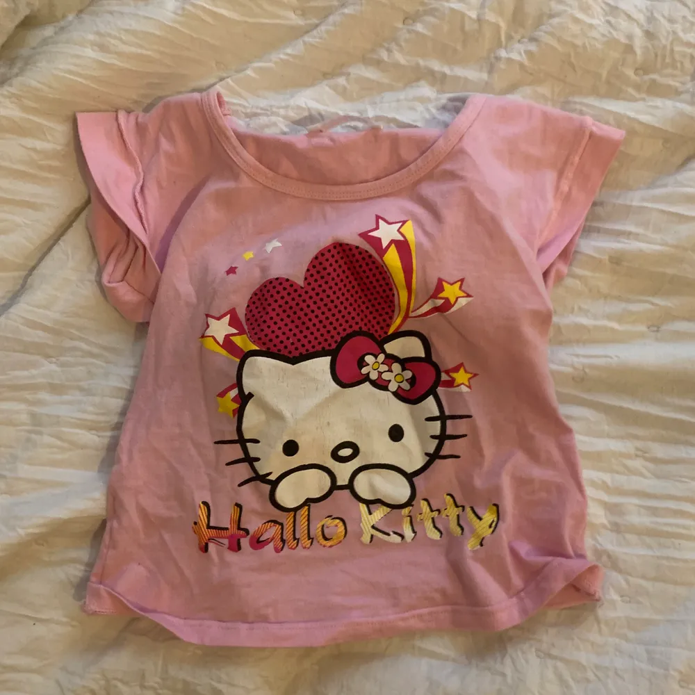 Aaaas söt t-shirt me hello kitty tryck! Från barnavdelningen men Passar XS/S 😀 . Toppar.