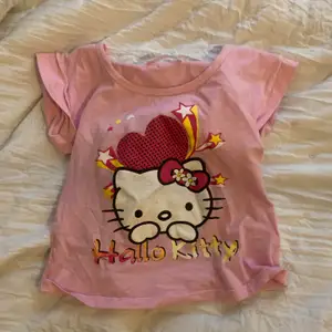 Aaaas söt t-shirt me hello kitty tryck! Från barnavdelningen men Passar XS/S 😀 