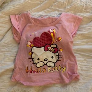 Hello kitty topp - Aaaas söt t-shirt me hello kitty tryck! Från barnavdelningen men Passar XS/S 😀 