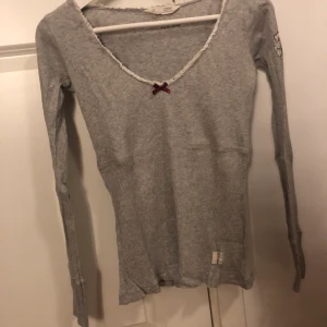 Odd Molly tröja  - Långärmad tröja från odd Molly. Tröjan är i bra skick och säljs även i svart (storlek s) vit (storlek xs) grå t-shirts (storlek xs) 