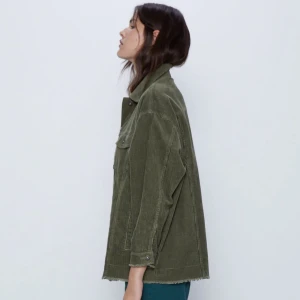 Gröna manchester jacka från Zara - Säljer min gröna manchester jacka från Zara. Den är i princip oanvänd och i mycket fint skick. 300kr ink frakt. Priset går att diskutera. Skriv för fler bilder😊