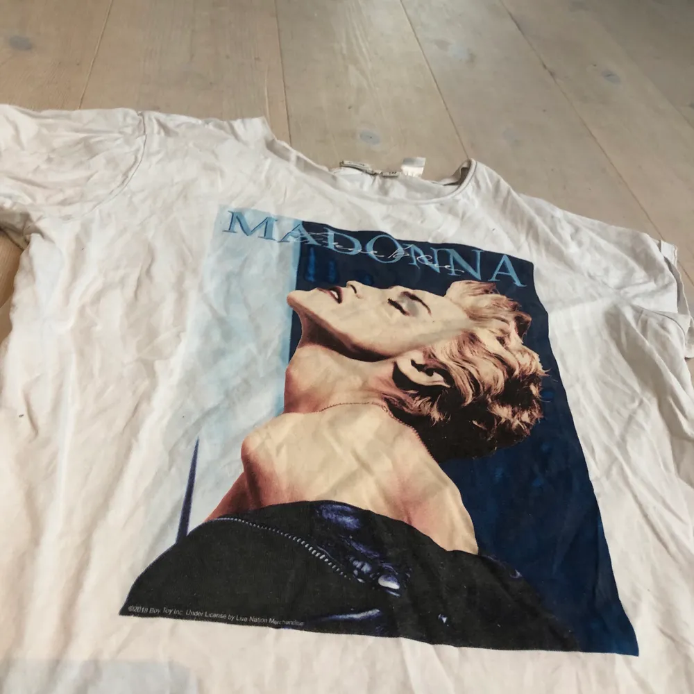 En vanlig t-shirt med Madonna tryck! . T-shirts.