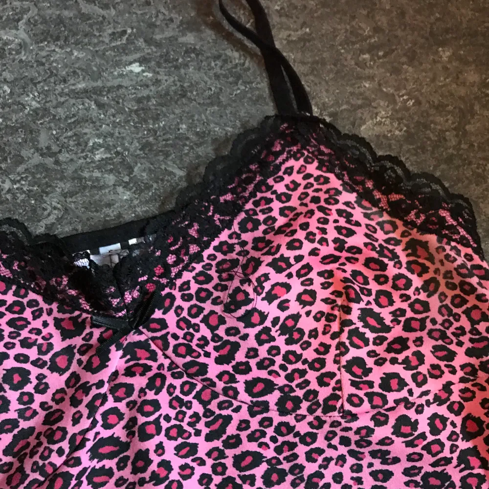  en rosa leopard klänning Väldigt y2k. Med lace vid urringningen och en liten rosett i mitten och två slits nertill. Skönt material. Kan mötas upp i Stockholm eller posta. Frakt 44kr. Meddela mig om eventuella frågor.. Klänningar.