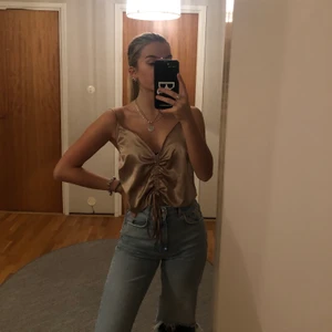 Silkes topp - Jättefin silkes topp som är champagne/rosé färgad. Oanvänd och endast testad. Säljer pga att den är för stor. Banden på toppen är justerbara. Köpare står för frakt💗