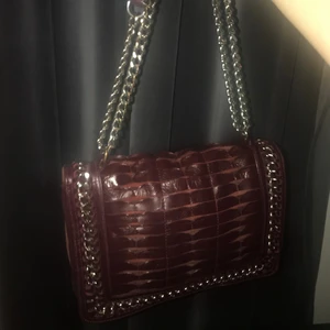 Zara väska - Superfin väska från zara som rymmer nästan vad som helst, sjukt stor inuti även om den inte ser så stor ut. Går att ha över axeln dubbelvikt som på bilden eller så drar man ut kedjan så blir den mycket längre. Perfekt till hösten med den fina mörkröda färgen🤎 sparsamt använd, köpt för ca 600 tror jag? Kan gå ner i pris vid snabb affär