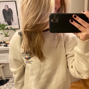 Sweatshirt  - Populär Sweatshirt från H&M Man, super fin och skön. Andvänd fåtal gånger!