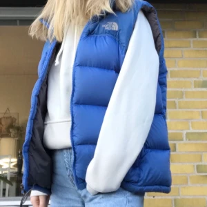 Vintage North Face väst - Blå väst från The North Face. Gammal men i väldigt fint skick, inga defekter!🥰 Den är i strl L, så på mig som annars brukar vara en XS/S sitter den lite oversized, så skulle säga att den passar från XS-L beroende på hur man vill att den ska sitta. Pris: 650kr + frakt 