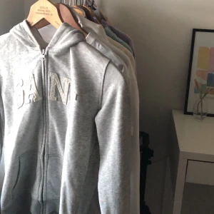 Grå Gant tröja - Grå Gant tröja med dragkedja. Fint skick. Köpare står för frakten.