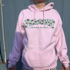 Rosa thrasher hoodie, köpt för något år sedan men knappt använd! Frakt ingår inte ✨ dm för fler bilder 