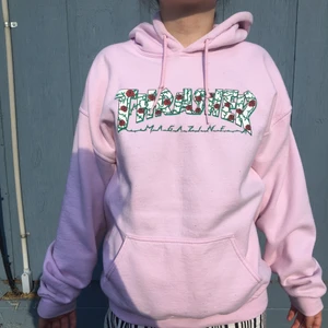 Thrasher hoodie - Rosa thrasher hoodie, köpt för något år sedan men knappt använd! Frakt ingår inte ✨ dm för fler bilder 