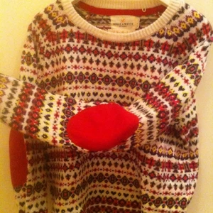  - En helt ny och superfin stickad tröja från Holly white. 5% ull. Säljes pga fel storlek. Den är liten i storleken.  Frakt tillkommer,