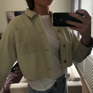 Cropped jeansjacka - Världens finaste jeansjacka i så fin färg från weekday! Kort i modellen!