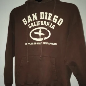 En brun hoddie - En brun hoddie, köparen står för frakten💕pris kan diskuteras 💕 budgivningen avslutas kl 20:00 12/11