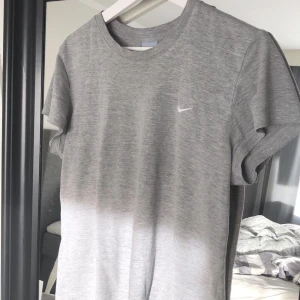 Nike t-shirt - Grå basic nike t-shirt i storlek XL men liten i storlek så skulle säga den sitter som M, fint skick🧡