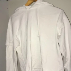 Vit hoddie från lager157 - En vit hoddie från lager157 i stlS. Köparen står för frakten priset kan diskuteras 