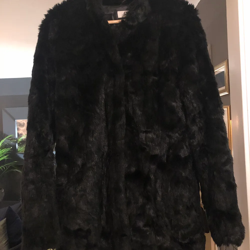 Faux fur coat köpt på vila. Använd men i bra skick. Storlek small. Kan mötas upp i Stockholm eller skickas om köpare står för frakt.. Jackor.