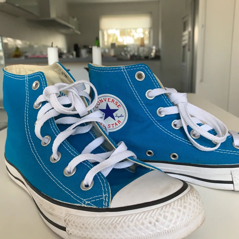 Blåa converse. . Skor.