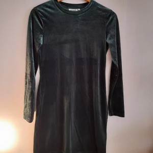 Klänning  - Fin klänning för vardag och fest i grön sammets. Inga hål eller missfärgningar. Pris är diskuterbart. 