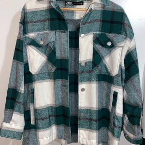 Rutig jacka ZARA - Grönrutig skjort-jacka från Zara. Använd ett fåtal gånger. Frakt tillkommer.