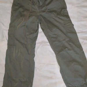 Liz wear byxa  - Gröna knytbyxor (man knyter som längst ner ovanför fotknölen) från Lizwear. Normala i midjan. Inga revor el andra trasigheter