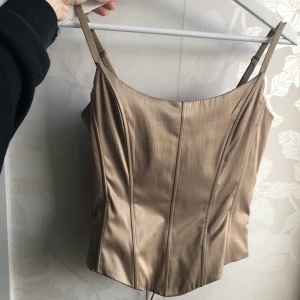 Korsett🦋 - Fin Korsett i lent material, som jag har köpt här på plick för ett tag sen. Jag passar inte i den bl.a stilen och storleken, så ny ägare behövs! 🙌 Frakt vet jag inte ännu. Skriv om du är intressad så räknar jag ut kostnaden. Uppdatering: frakt ligger på 63!🥰       HÖGSTA BUD:200kr! (Avslutas 7-8 Nov)