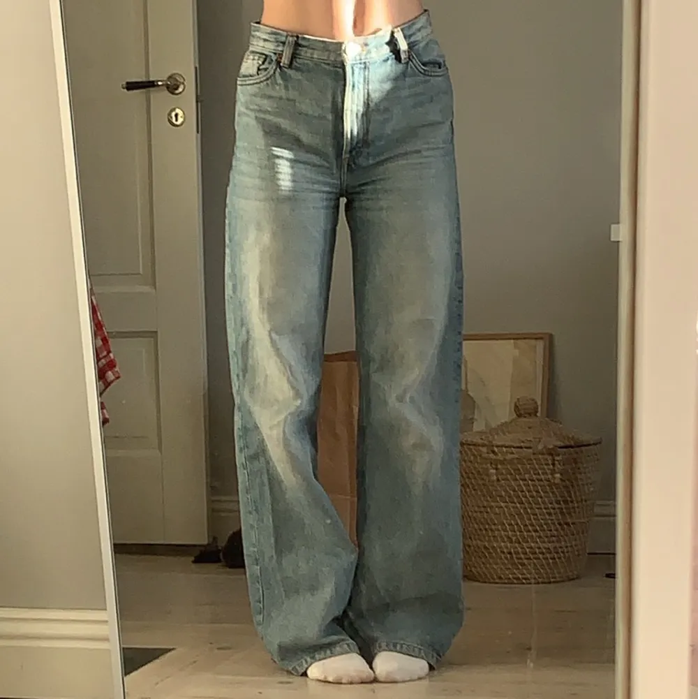 Jeans i modellen Yoko! En liten beige fläck på låret (0.5 cm) och lite slitna längst ner eftersom de är för långa. Köparen står för frakt!. Jeans & Byxor.