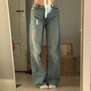 Jeans i modellen Yoko! En liten beige fläck på låret (0.5 cm) och lite slitna längst ner eftersom de är för långa. Köparen står för frakt!