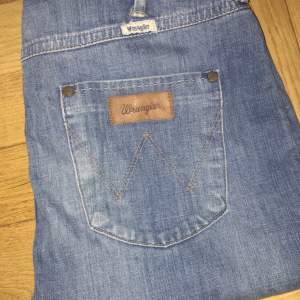 Wrangler jeans storlek 28/34, sparsamt använda. Säljes pga av att dom är för små. 150 riksdaler tack!